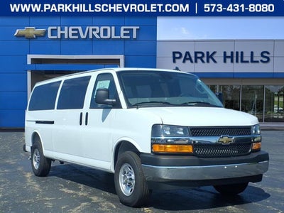 2025 Chevrolet Express Passenger 3500 1LT