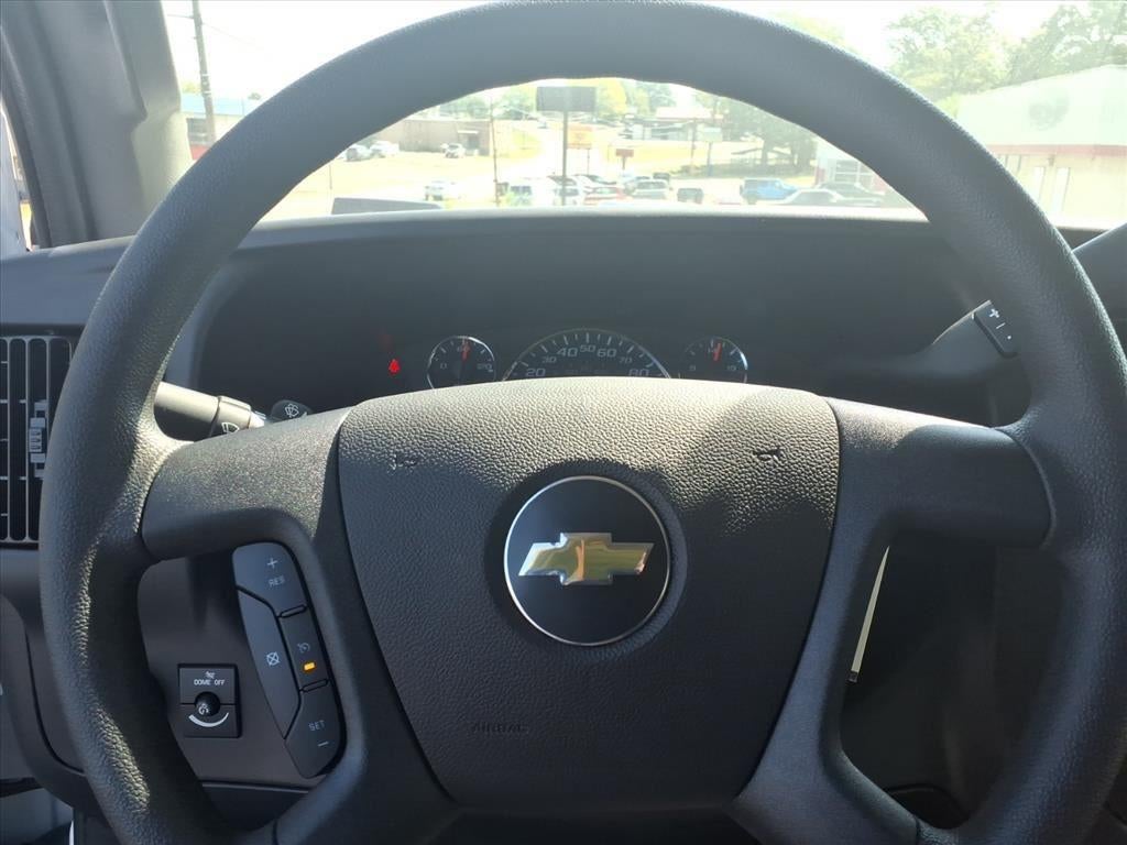 2025 Chevrolet Express Passenger 3500 1LT