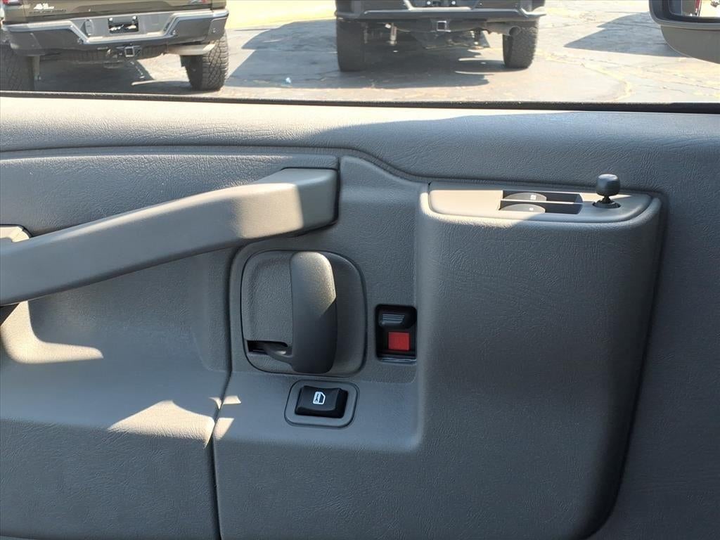 2025 Chevrolet Express Passenger 3500 1LT