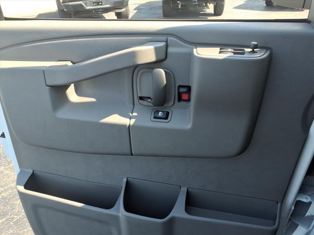 2025 Chevrolet Express Passenger 3500 1LT