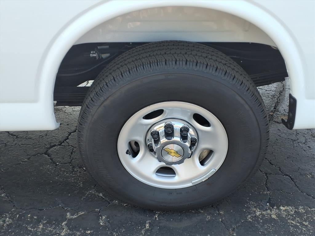 2025 Chevrolet Express Passenger 3500 1LT