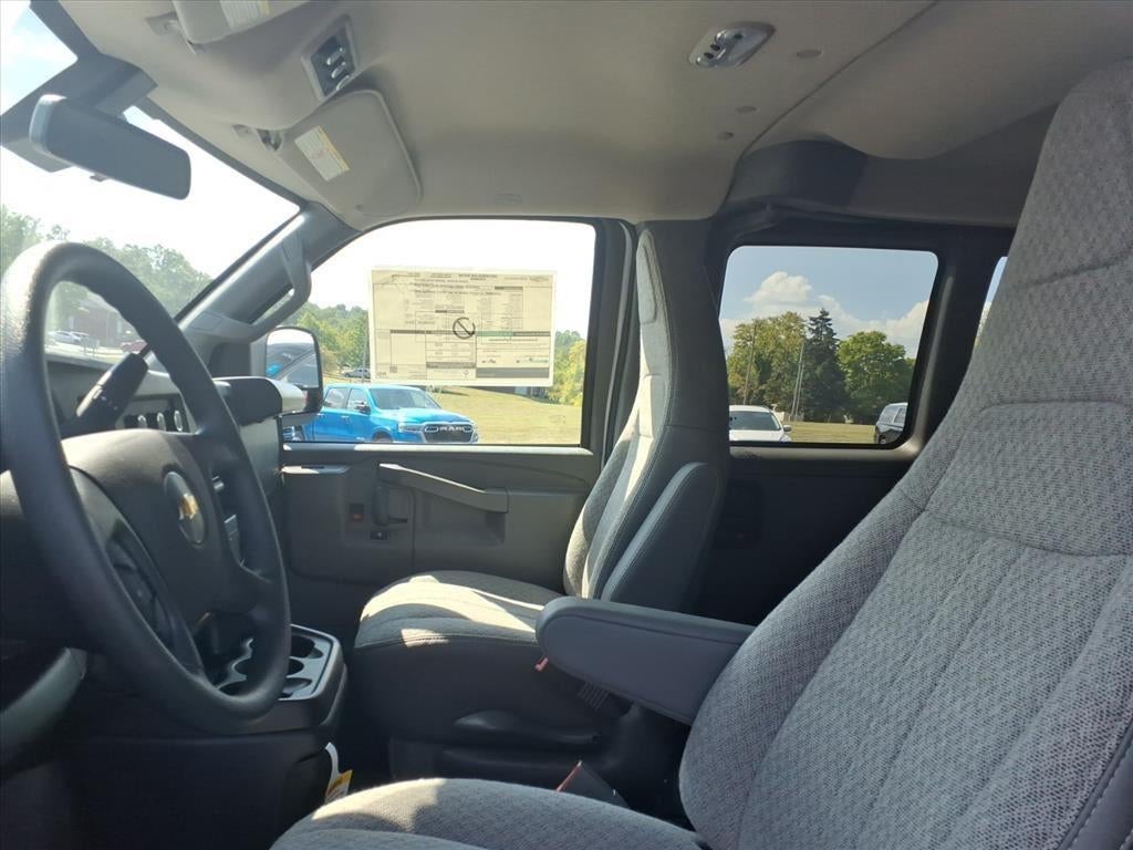 2025 Chevrolet Express Passenger 3500 1LT