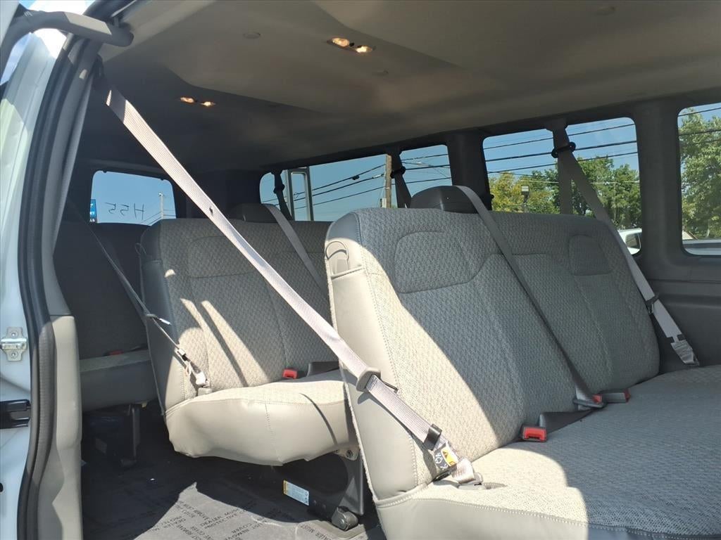 2025 Chevrolet Express Passenger 3500 1LT