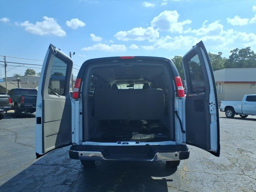 2025 Chevrolet Express Passenger 3500 1LT