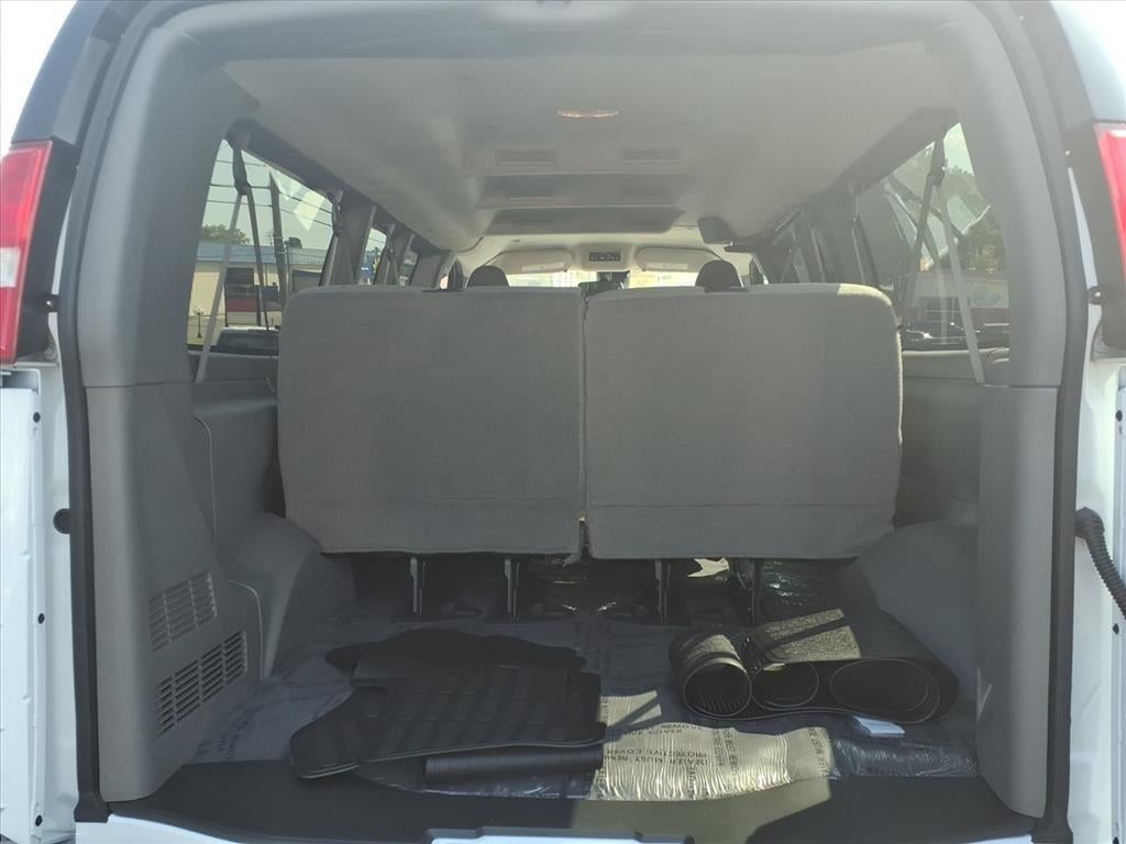 2025 Chevrolet Express Passenger 3500 1LT