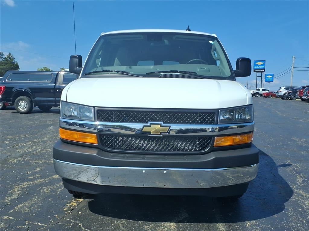 2025 Chevrolet Express Passenger 3500 1LT