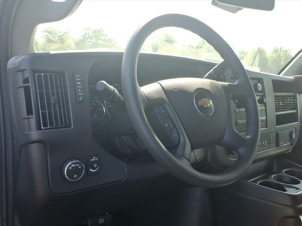 2025 Chevrolet Express Passenger 3500 1LT