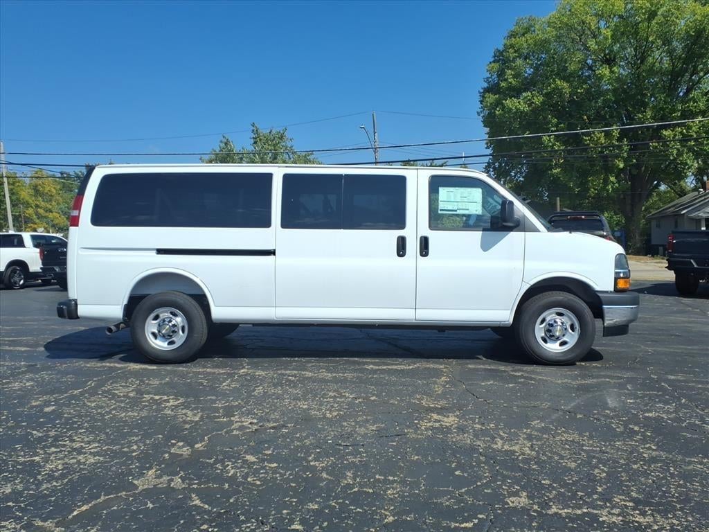 2025 Chevrolet Express Passenger 3500 1LT