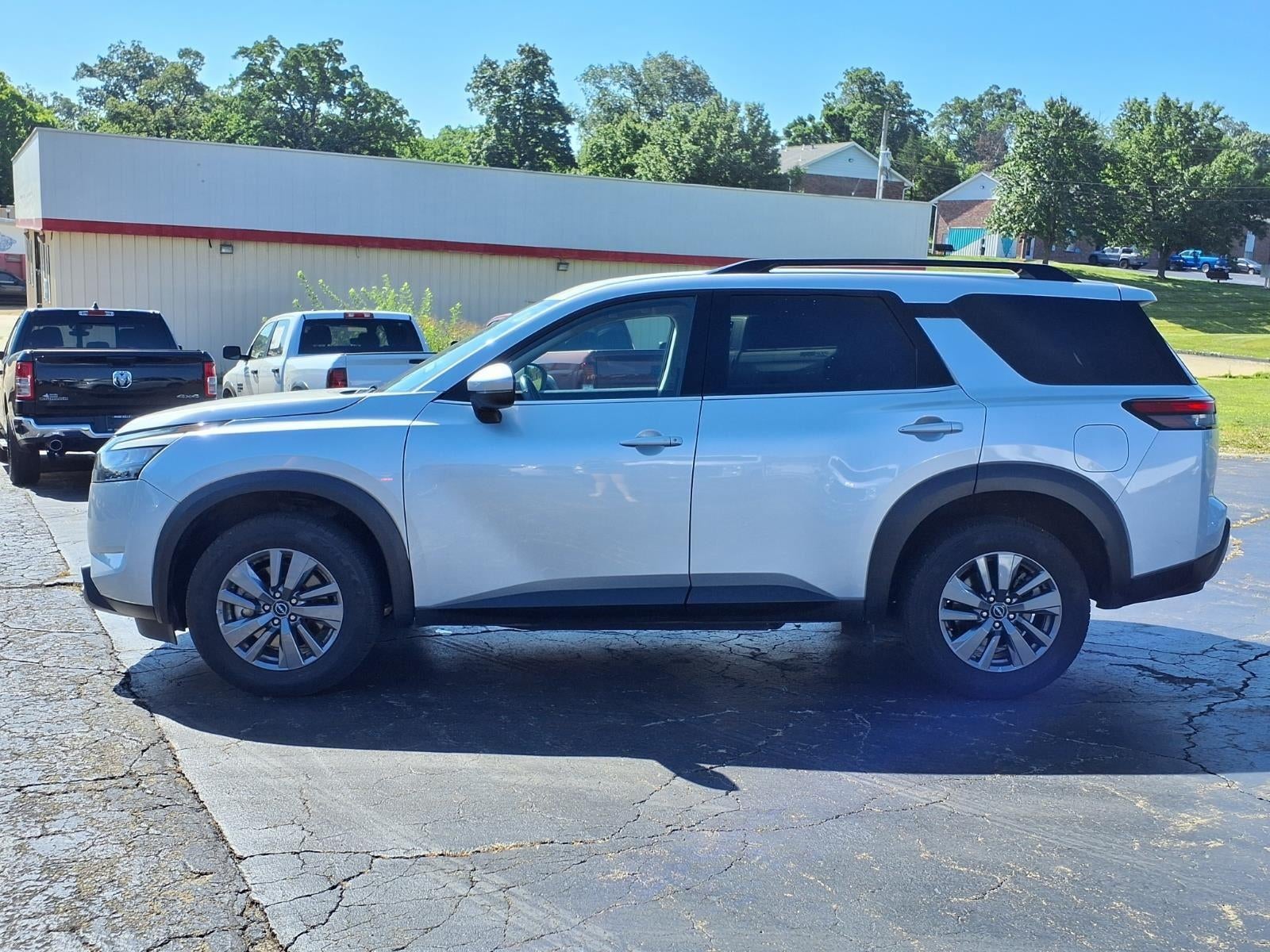 2024 Nissan Pathfinder SV